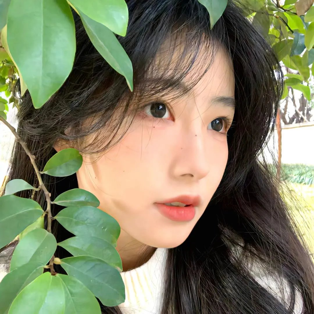 戴流苏耳环的少女